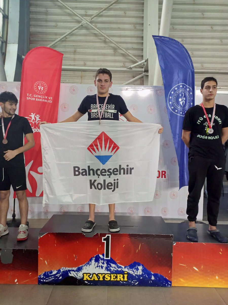 bahcesehir_k38's tweet photo. Lise öğrencimiz Ahmet Burak Işık okullararası yüzme yarışlarında 50 ,100 ve 400 metre serbette Kayseri birincisi olmuştur. Okulumuzu Türkiye Şampiyonasında temsil edecek olan öğrencimize başarılar dileriz. @dagozlem @ozgeeasln https://t.co/uGaY6hnTYn