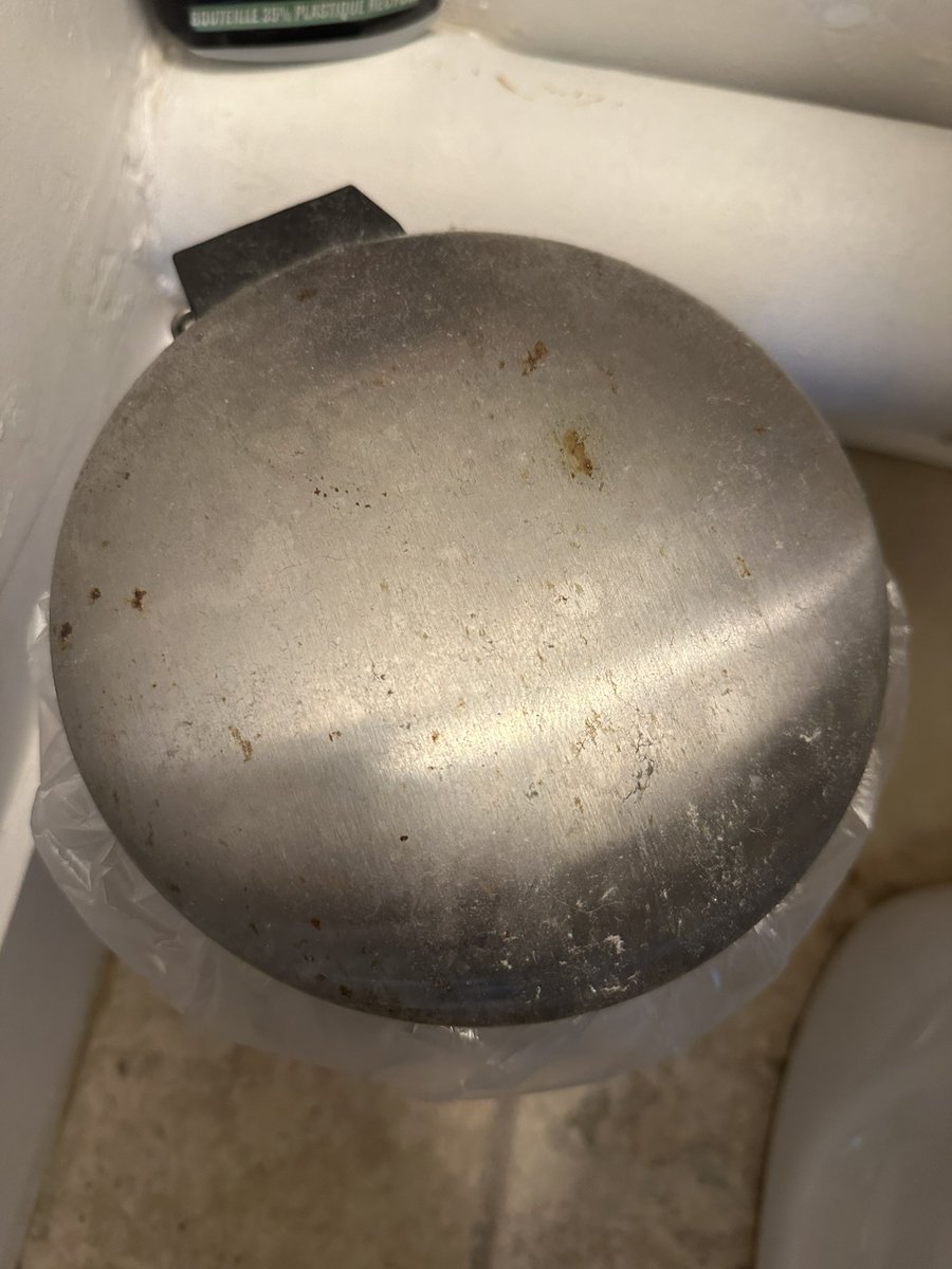 specialien_'s tweet photo. 430€ 4 nuits ⚰️⚰️⚰️ on doit tout renettoyer avant d’utiliser https://t.co/JXdDa5bVa8