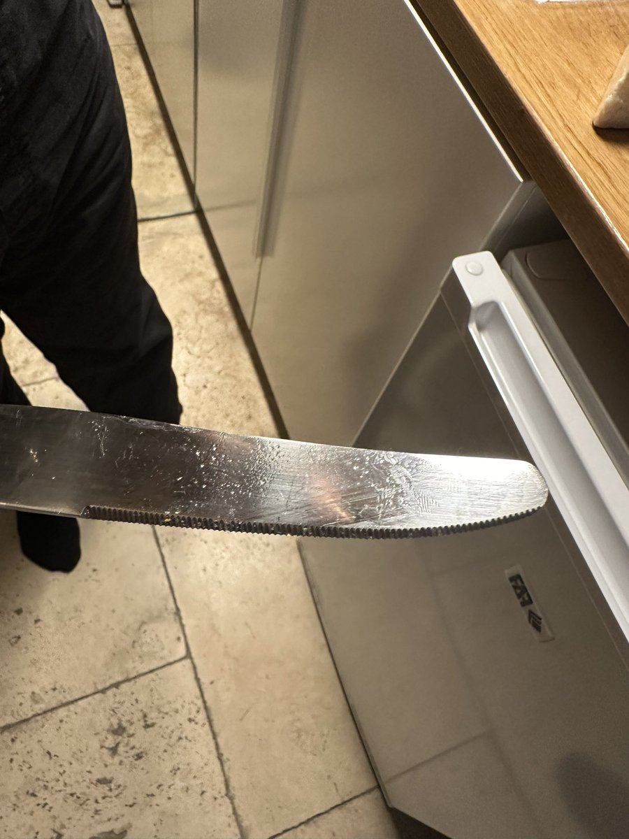 specialien_'s tweet photo. 430€ 4 nuits ⚰️⚰️⚰️ on doit tout renettoyer avant d’utiliser https://t.co/JXdDa5bVa8