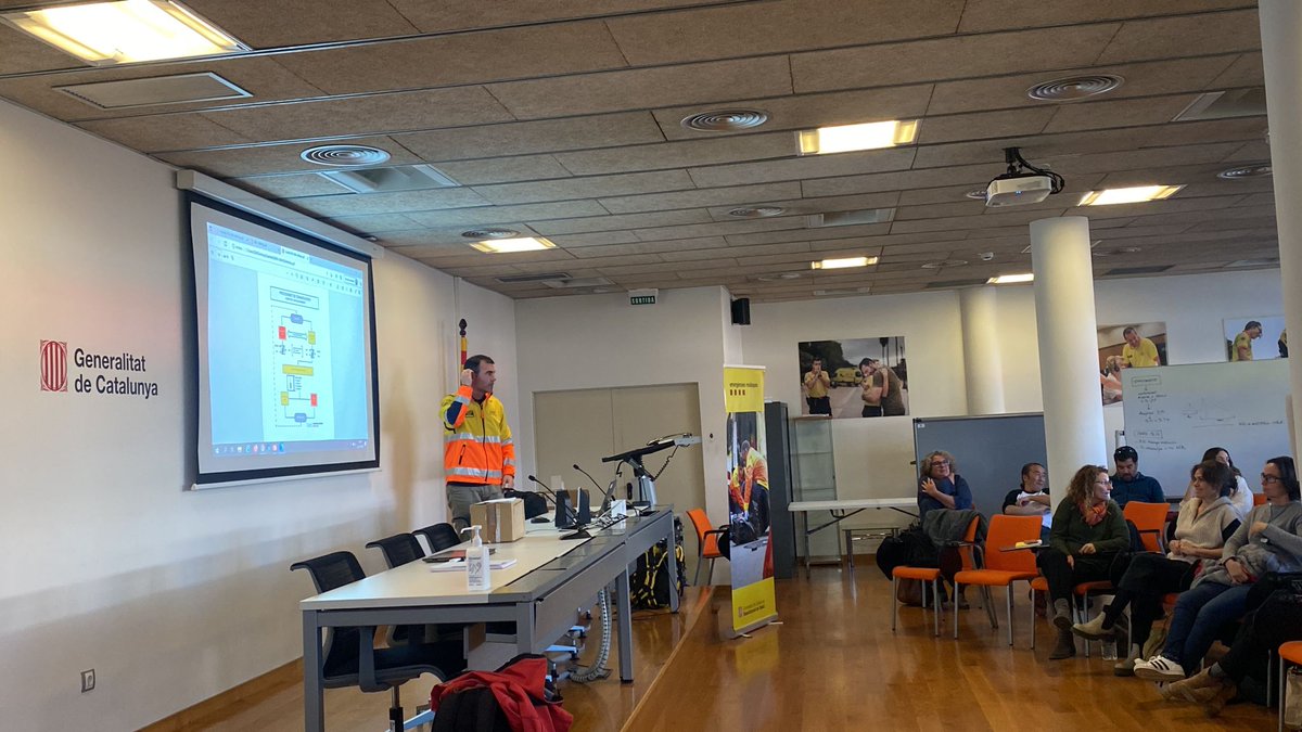 semgencat's tweet photo. 📸🚁🚑 A la Jornada #UMA/#HEMS i Equips Conjunts @semgencat-@bomberscat  a la Seu Corporativa del #SEM, amb l'objectiu de ser un punt de trobada entre els professionals que treballen en l'assistència sanitària a través de mitjans aeris a Catalunya, intercanviant coneixements. https://t.co/YssvEkzDOH