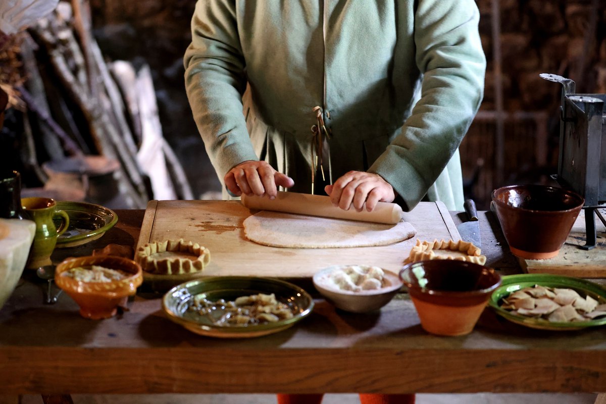 WealddownMuseum's tweet photo. Today we are demonstrating Marchpane making in Winkhurst Tudor Kitchen. The Marchpane was the centrepiece of a Tudor banquet. It was a large flat disc of marzipan, which was iced, decorated and often gilded with gold leaf.
#livingmuseum #livinghistory #historiccooking https://t.co/fjpJnjy2Zh