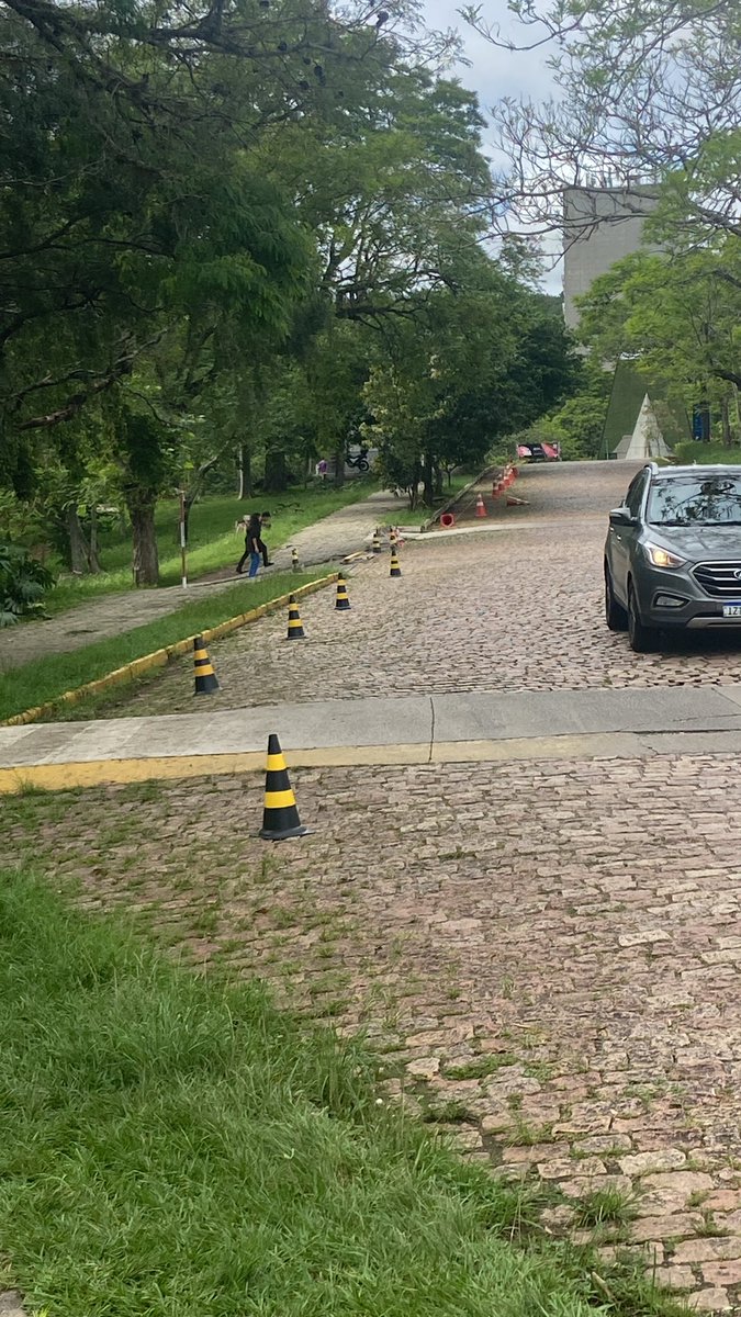 amaranterafs's tweet photo. Alunos da ufismi o campus está cheio dessas coisas aqui mas não eh pra vcs enfiar na bunda não tá #fikdika https://t.co/9197wbOY7P