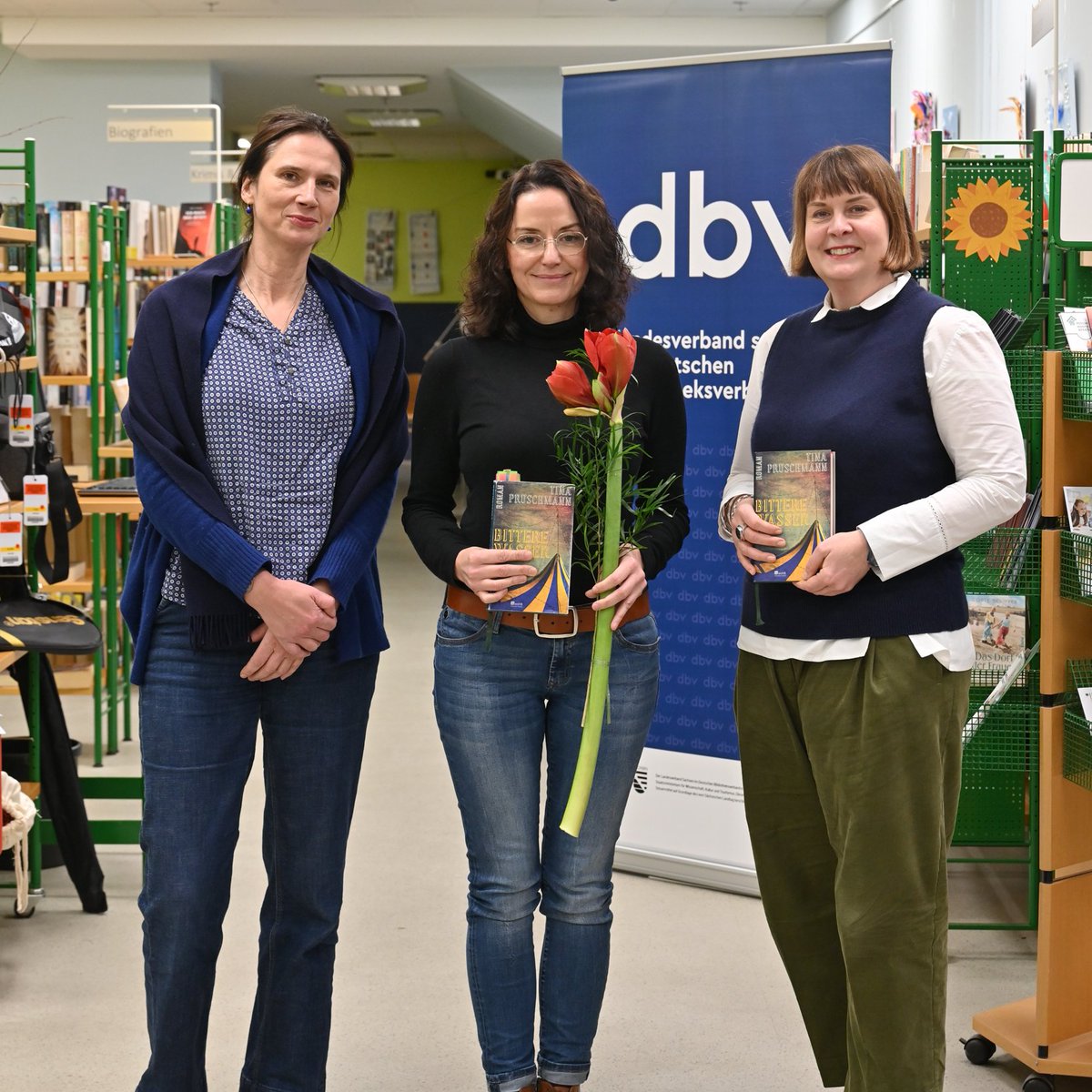dbvSachsen's tweet photo. Die 55. von 69 Lesungen des  #literatuforumBibliothek 2023 fand am Dienstag in der @bibodresden Gorbitz statt. @tinapruschmann las aus ihrem Roman "Bittere Wasser". #Zwischenbilanz zogen Aline Fiedler @dbvSachsen &amp; Kooperationspartnerin Anja Kösler @Sächsischer Literaturrat e.V. https://t.co/EUAaYeouDI