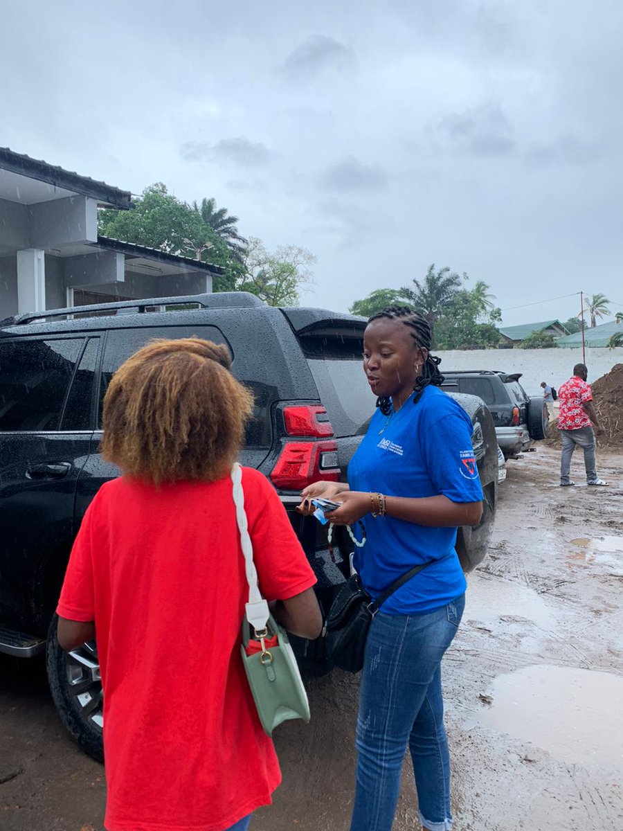 octavielenzo's tweet photo. Nous offrons avec sourire 🙂 tozo koba kaka sous la pluie ☔#ELENGE #BATELANZOTO #BATELABOMOYI @ailesducoeur1 @MarieStopesRDC @HEC-kin https://t.co/ucftsWn1dr