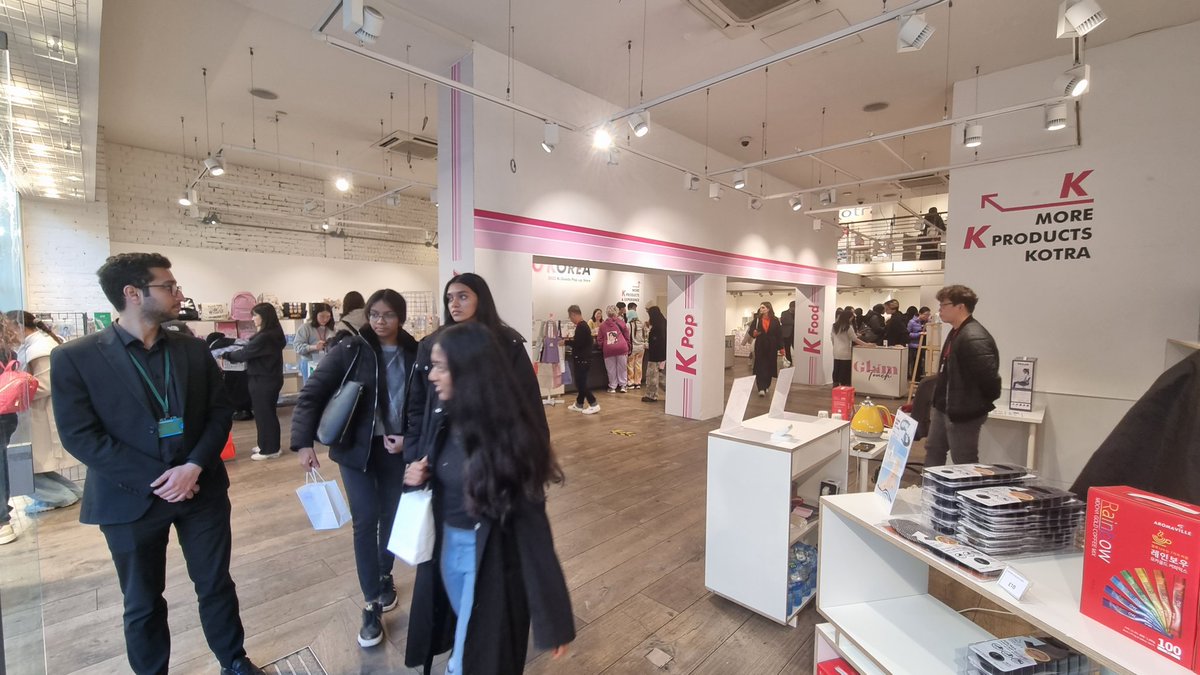 Kstore4_U's tweet photo. Special limited KPOP items
#officalkpopphotocards
#Seventeen #straykids #twice #Ive #ateez and more  photocards are available but limited q'ty 

Do not miss the chance!!

178-180 Piccadilly London W1J 9ER
23 -26th Nov 2023 https://t.co/hfwlUZqZgG