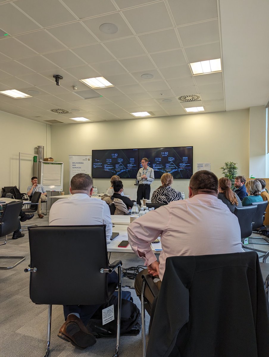 Turner23Jo's tweet photo. Dr Richard Quirk thanking our Nursing staff for everything they do at @SECAmbulance. Excellent patient care relies on a number of different skill sets & diversity of thought.
#OneTeam #TeamSECAmb
@NeilSalmon9 @Zoe_Towner @Rustinurse https://t.co/aSHx0nhEom