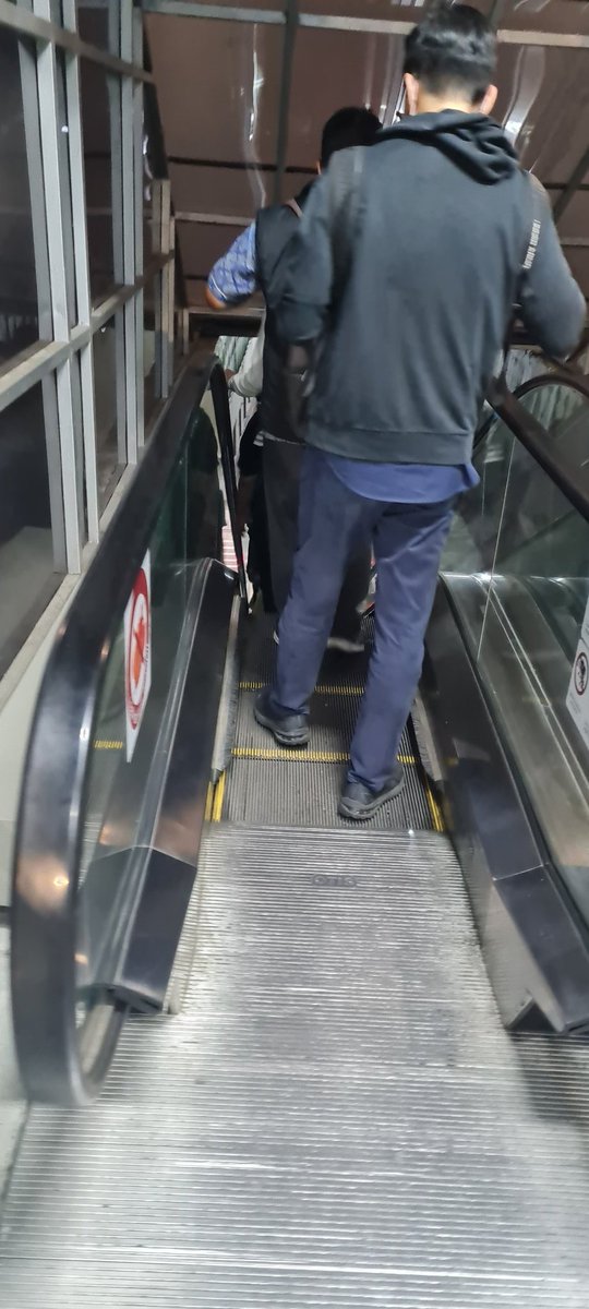 Ini sebenernya ga fungsi karena rusak atau ngirit listrik ya... Ga ada informasinya juga. Dah lebih dari seminggu eskalator turun off. Padahal peak time di halte velbak transjakarta. <a href="/DKIJakarta/">Pemprov DKI Jakarta</a>