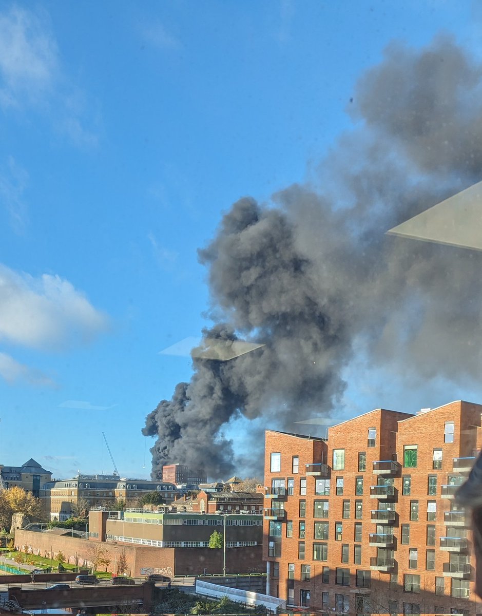 j_whitaker83's tweet photo. Fire in Reading! #rdg #Reading #fire https://t.co/disvI1va5R