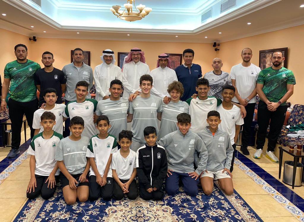 Saudisq1992's tweet photo. كرم الاتحاد السعودي للاسكواش اللاعبين المشاركين في المعسكر الإعدادي الذي جمع المنتخبين السعودي والمصري وأقيم على ملاعب نادي الرياض خلا�� الفترة من 17 – 24 نوفمبر الجاري .
وقدم الدكتور عادل العقيلي رئيس الاتحاد السعودي للاسكواش شكره للأستاذ زياد التركي رئيس رابطة اللاعبين المحترفين psa على دعمه واهتمامهم المستمر ببرنامج رعاية اللاعبين الموهوبين في الجانب السعودي والمصري كما قدم شكره للكابتن أمير وجيه المستشار بوزارة الرياضة المصرية  على مشاركتهم في المعسكر الذي تحققت من خلاله عدة نواحي إيجابية أهمها المواجهات الودية التي جرت بين لاعبي المنتخبين، متمنياً التوفيق للاعبي المنتخب السعودي في المشاركات المقبلة.