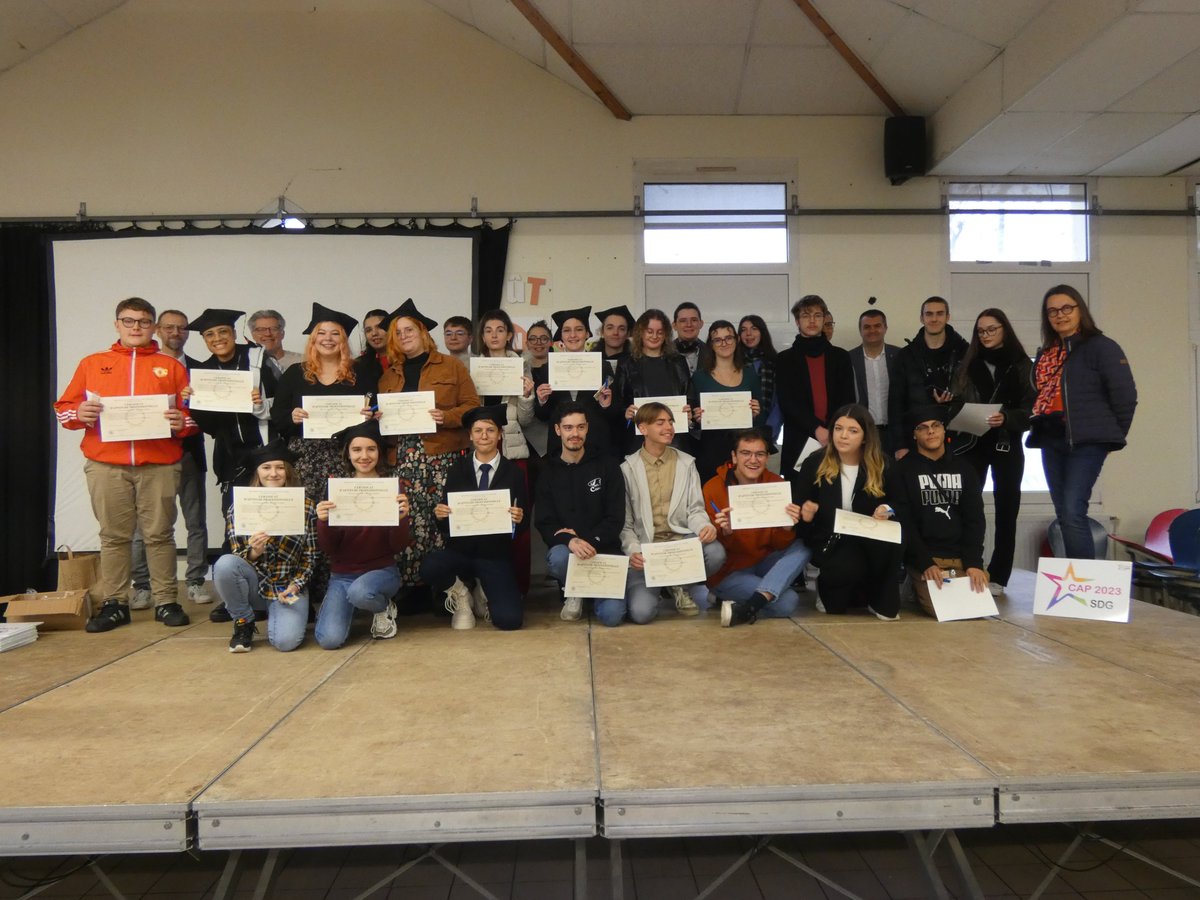 Véritable temps fort dans la vie d'un lycéen et d'un étudiant, retour sur la Cérémonie de Remise des Diplômes. Ce moment marque le passage du diplômé vers d'autres univers et permet notamment de célébrer ces réussites, dans un contexte émouvant et solennelle. #examens #success