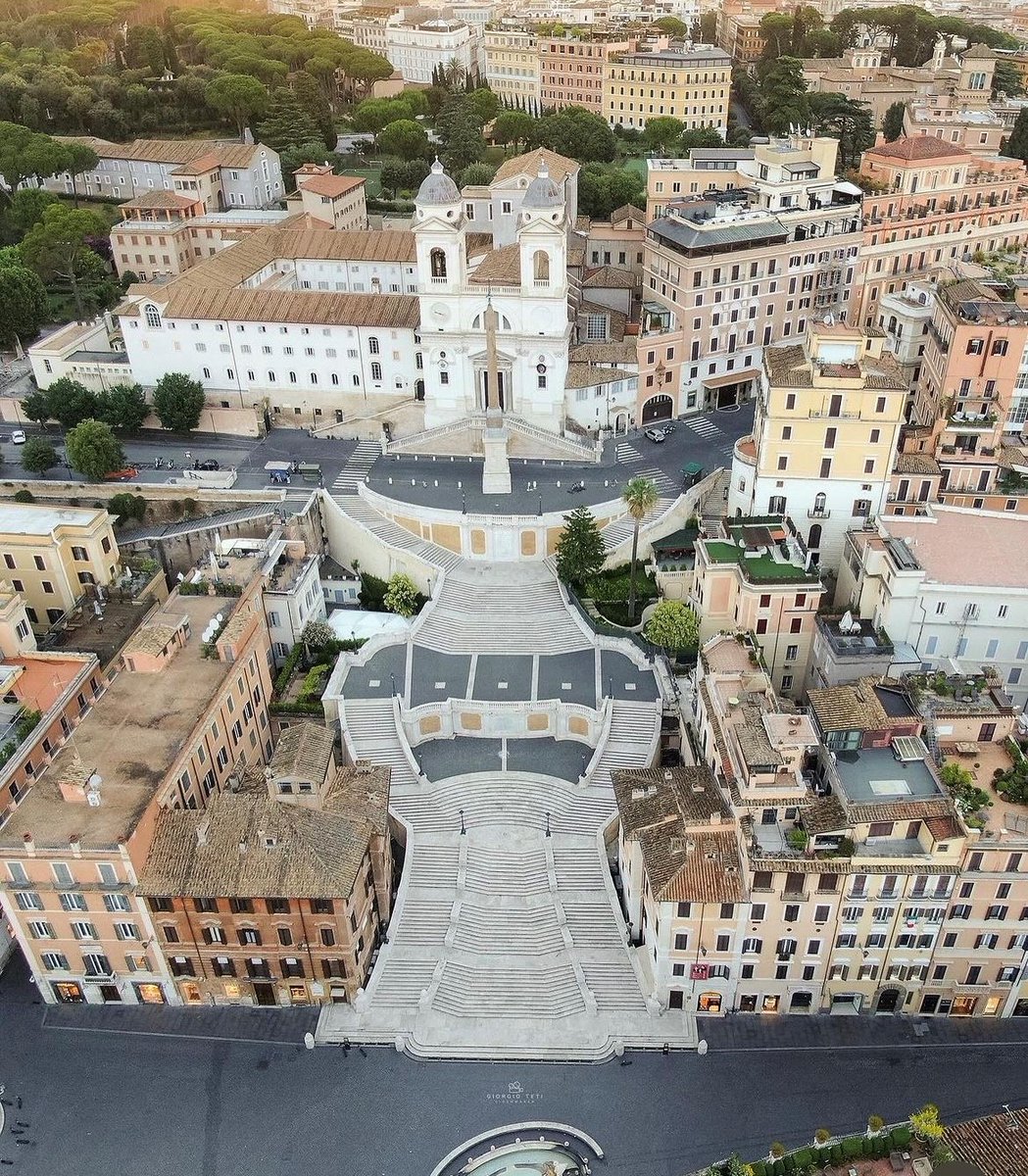 It's a matter of perspective. Extraordinary view of Piazza di Spagna shot by @giorgioteti #excelsiorsurrounding #rome #wheninrome #strollingdown #westinrome