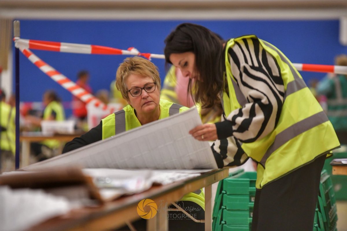 JOVImedia's tweet photo. Een sporthal  vol teller daags na de verkiezingen worden de stemmen per kandidaat geteld in de Limeshal in #Alphen #verkiezingen2023 https://t.co/U2yvt90e6F