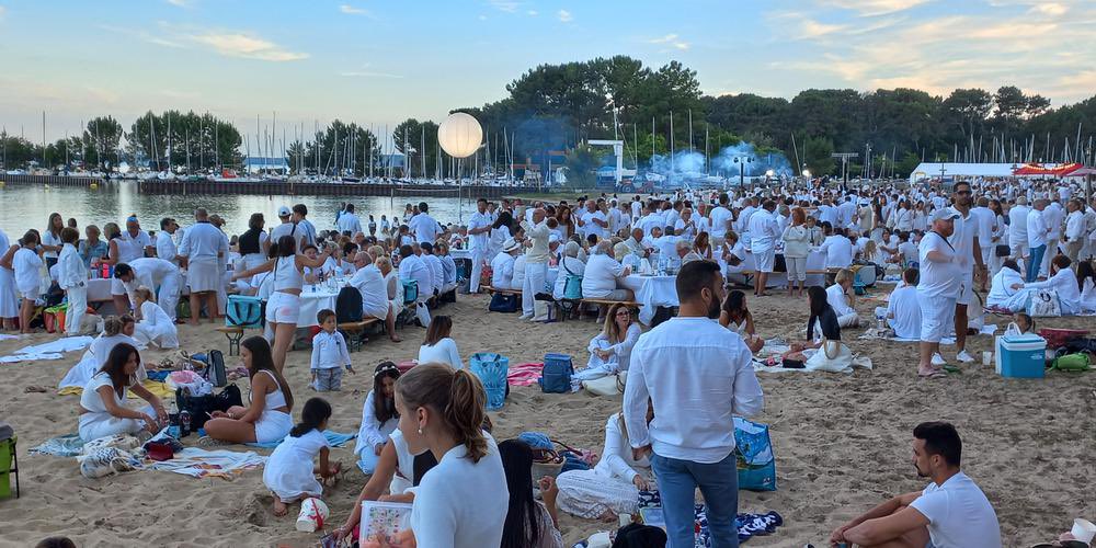 BARBEC DRESS CODE 🤍

Beaucoup de Twittos nous ont dit qu’un barbecue à la plage où tout le monde porte du blanc est magnifique et que les photos seront très belles🥰

On a testé et en vrai c’est zoooooo🥰!!!

NB : c’est pas OBLIGATOIRE mais RECOMMANDÉ 😂

#ToutPourBarbec