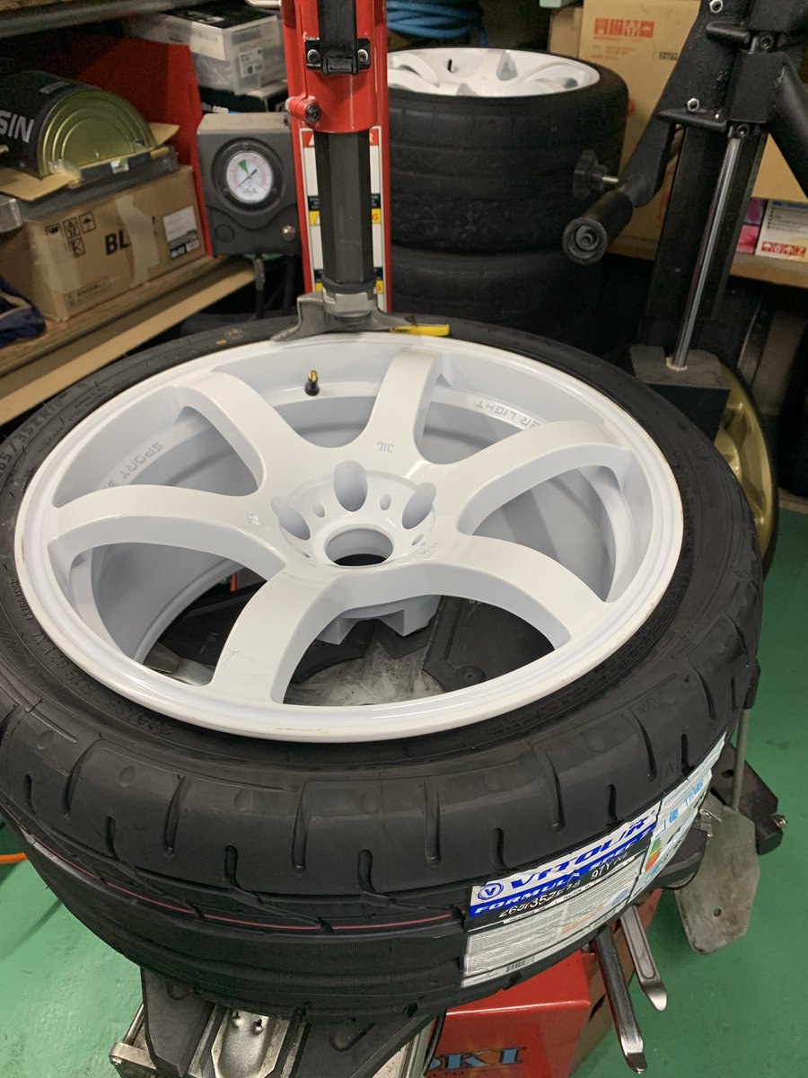 vialine1533's tweet photo. 積み込み完了☺️
大事にとっておいた新品ほいーよをついに🥰
ワックスもかけてタイヤも組んだ👊
ぬるてか〜✨
このホイールほんとにお気に入り🤩
一旦お風呂とご飯のために帰宅してから出発や
#RPRIDE
#ルミライズ https://t.co/4kM1gVouBl