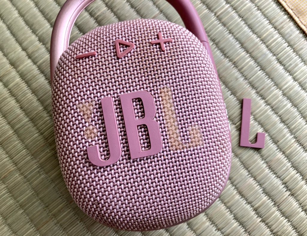 mado_pino's tweet photo. 車の中に「L」が落ちてたので何かと思ったらお気に入りのスピーカーでした
使って2年になりますがポロポロはずれ続けてついにJBLですらなくなってしまいました笑
#JBL #clip4 #Jビーフ https://t.co/FDMqun2xPP