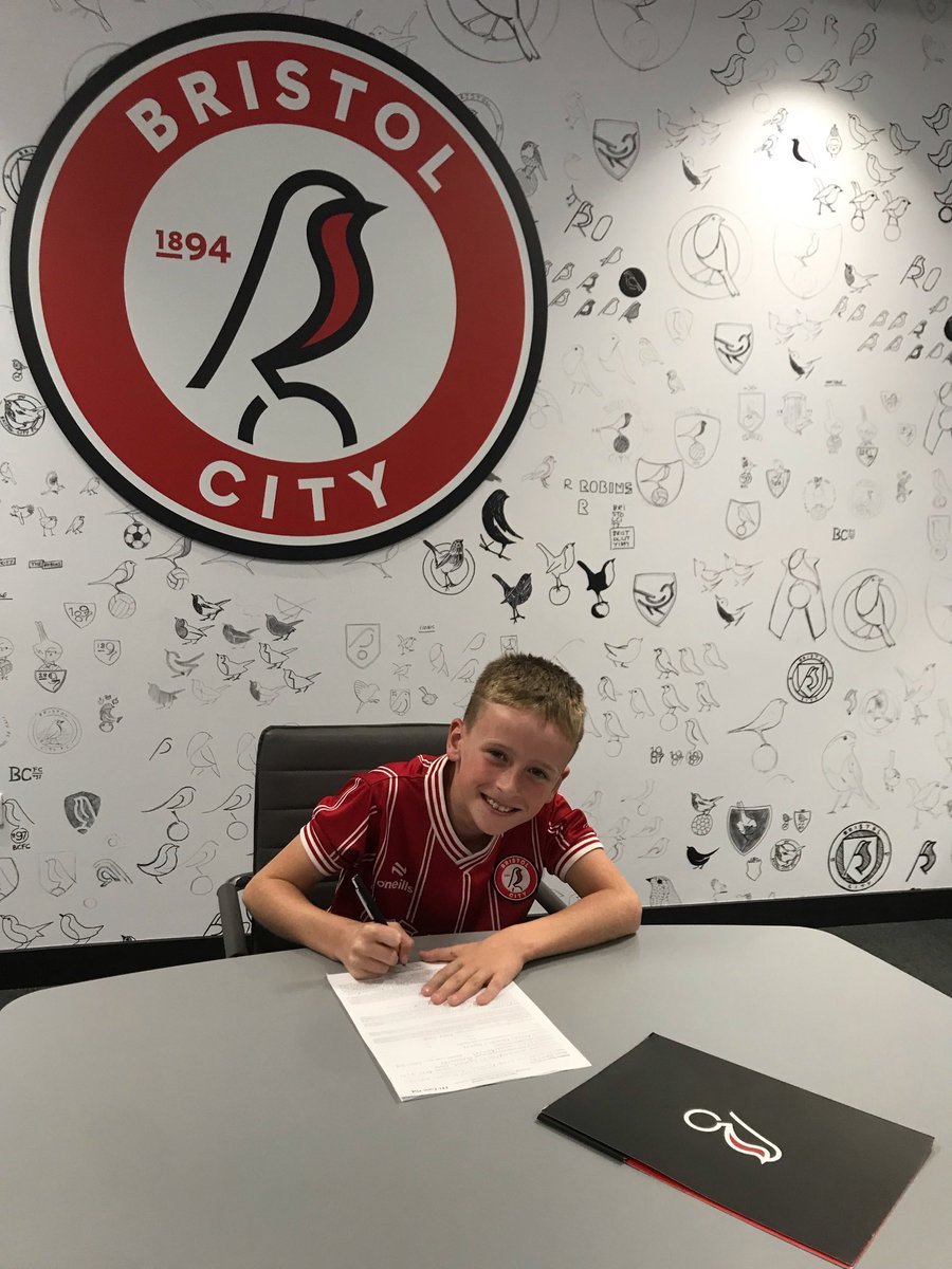 BristolCityAcad's tweet photo. 👏 Another exciting young player joins our Academy! 

✍️📸 A huge #BristolCity welcome to Luke! 

#BristolCity #Development https://t.co/nhHqmNzhP7