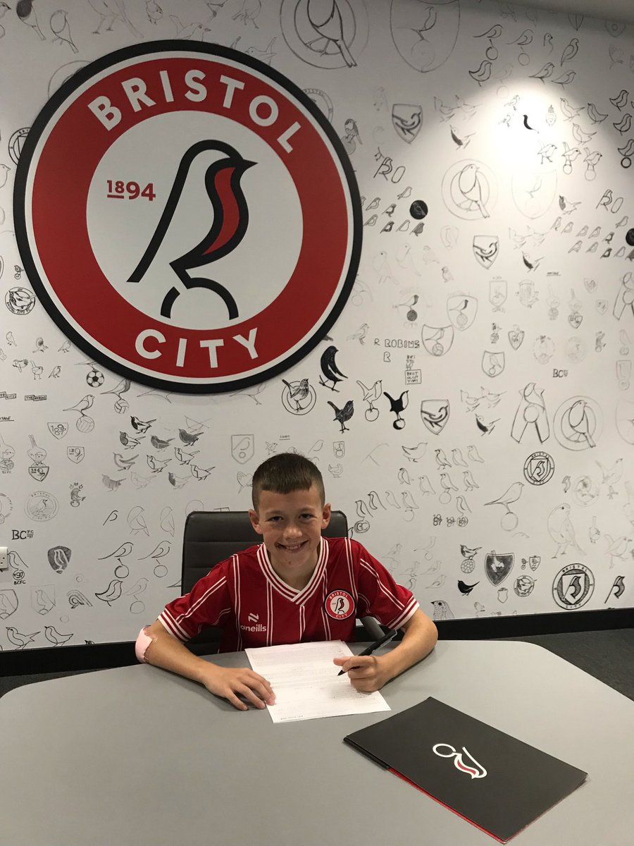 BristolCityAcad's tweet photo. 👏 Another exciting young player joins our Academy! 

✍️📸 A huge #BristolCity welcome to Evan! 

#BristolCity #Development https://t.co/NZa6XGkspQ