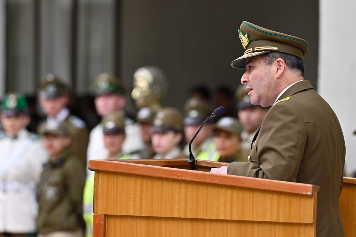 Carabdechile's tweet photo. Desde la Escuela de Carabineros, el General Director, Ricardo Yáñez, lideró la ceremonia de Ascenso y Retiro de Coroneles, agradeciendo el trabajo y entrega por más de 30 años al país. A su vez, deseándoles el mayor de los éxitos a quienes hoy ascendieron en su nuevo grado, instándolos a seguir comprometidos con el orden y la seguridad de la comunidad. 
#CarabinerosDeTodos