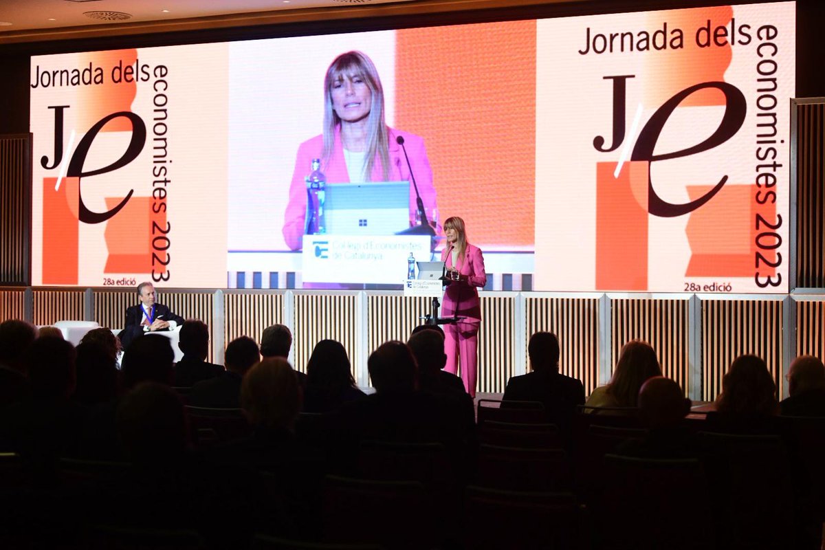 economistescat's tweet image. Begoña Gómez, directora de la Càtedra Extraordinària de Transformació Social Competitiva de la
@unicomplutense a la #JornadaCEC2023: 

💬"La sostenibilitat no és una moda, ha vingut per a quedar-se. Redueix els riscos operatius i obre noves oportunitats en el mercat"