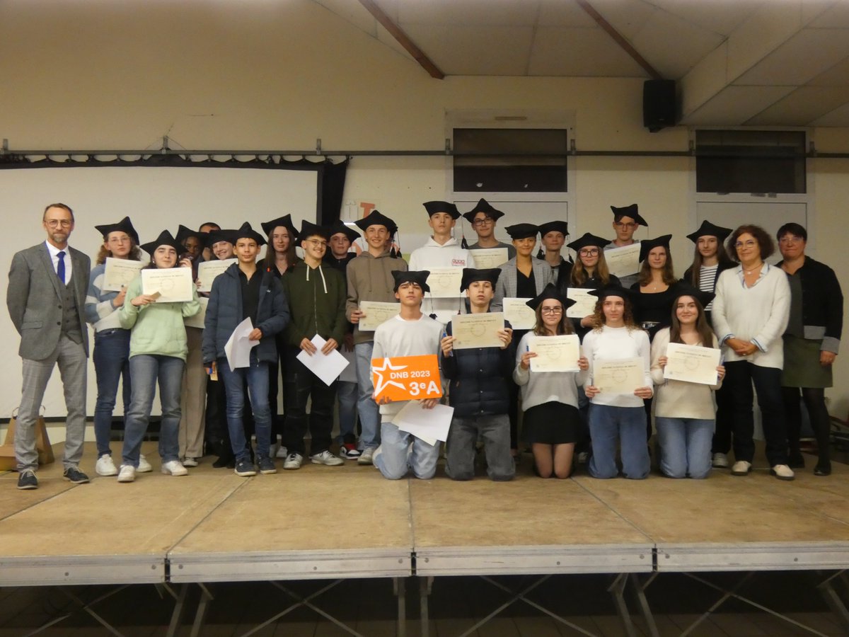 Cérémonie de remise du DNB aux élèves du Collège de St Joseph La Salle. Un moment solennelle et convivial.
#remisediplome #college #dnb