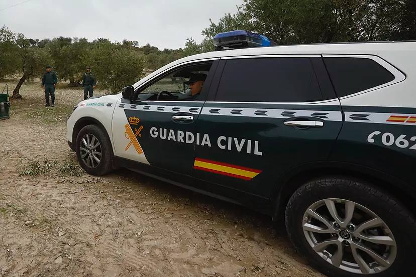 Motard8559's tweet photo. 5 menores marroquíes violan en manada a una niña española de 15 años en Alicante.
Crees que deberían expulsarlos junto a sus padres a Marruecos?.🤨🇪🇦 https://t.co/21gkDWLtAQ
