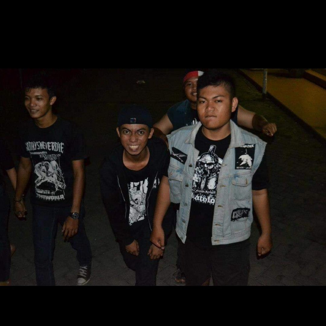 Pernah bikin band genre powerviolence fastcore trashcore,
Nama bandnya Recycle Attack Punya Jargon "SURABAYA NGEBUT", ditaruh rundown jam berapapun kita manut yang penting main cepet selesai langsung ngobrol sembari menyimak band teman teman yang sedang tampil. 
#nyenengno