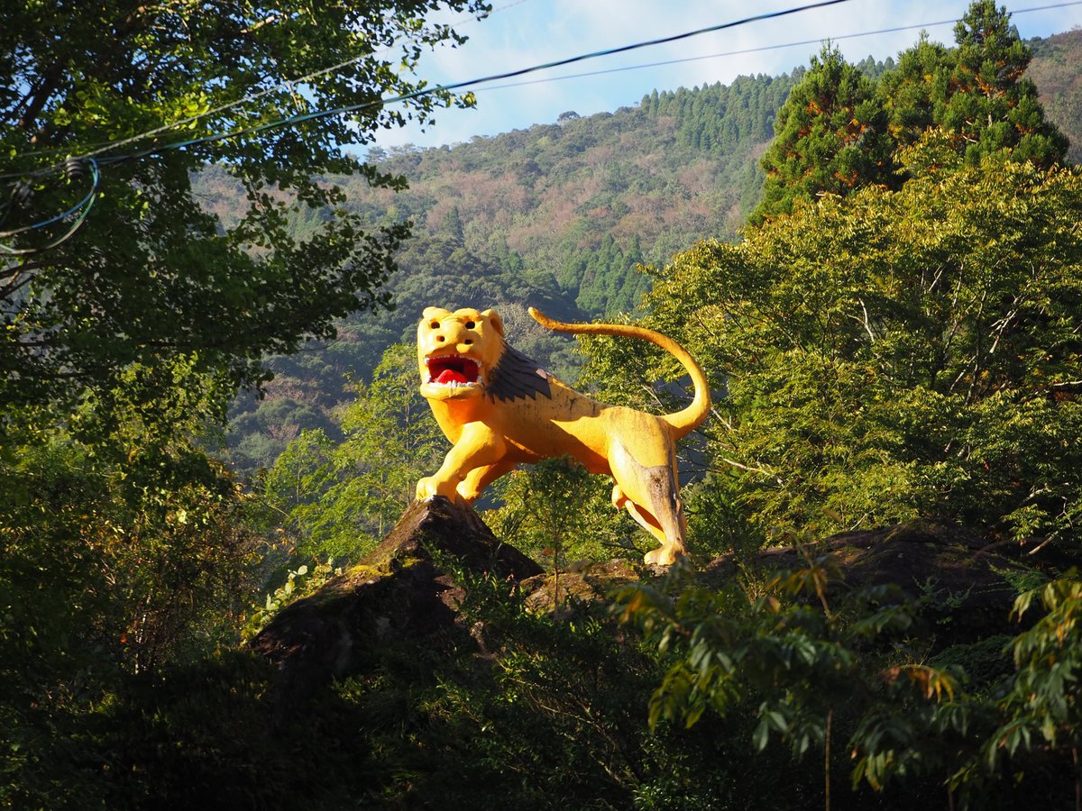 B_spot_explore's tweet photo. 宮崎県の山奥にある竹原公園には、ゆるい表情のコンクリート像がある。
https://t.co/oeCme6uTzZ https://t.co/O6Okbnf66g