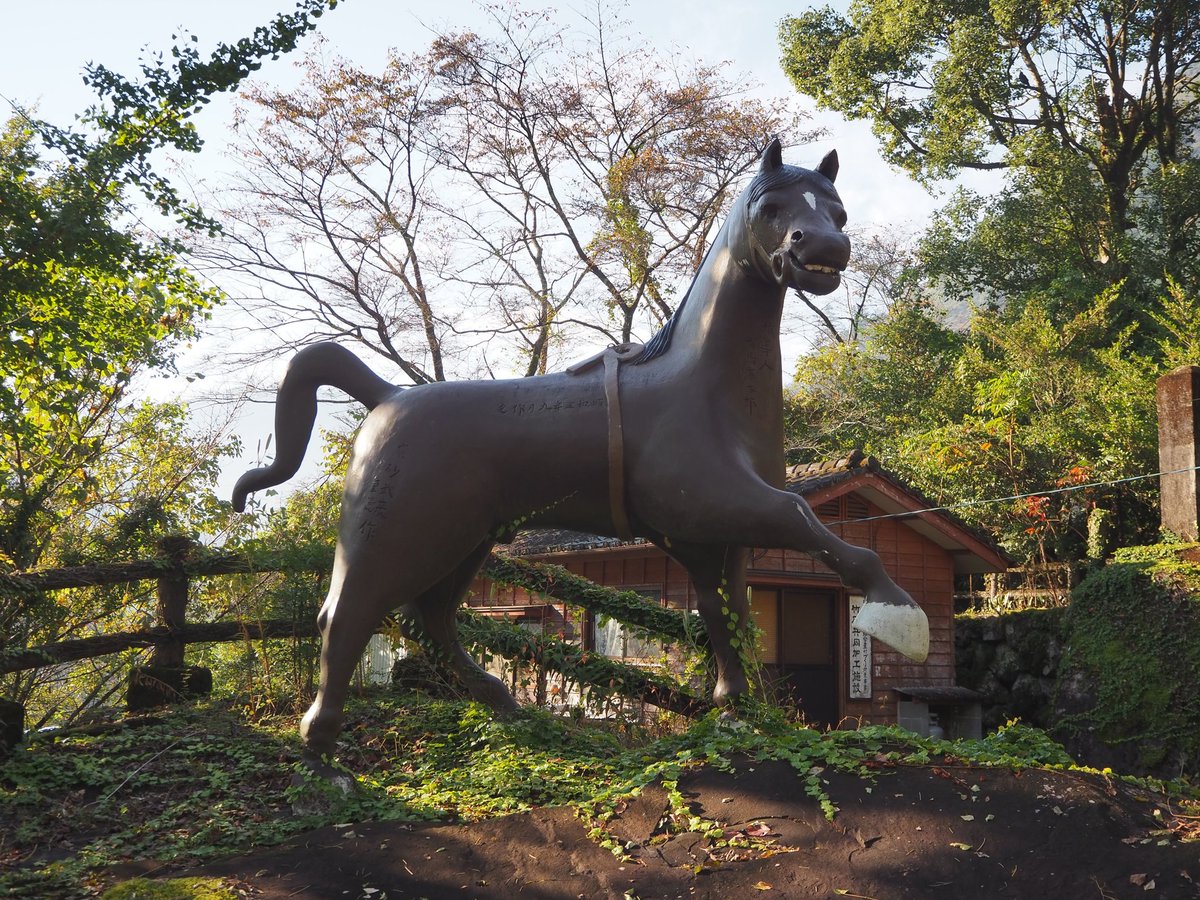 B_spot_explore's tweet photo. 宮崎県の山奥にある竹原公園には、ゆるい表情のコンクリート像がある。
https://t.co/oeCme6uTzZ https://t.co/O6Okbnf66g