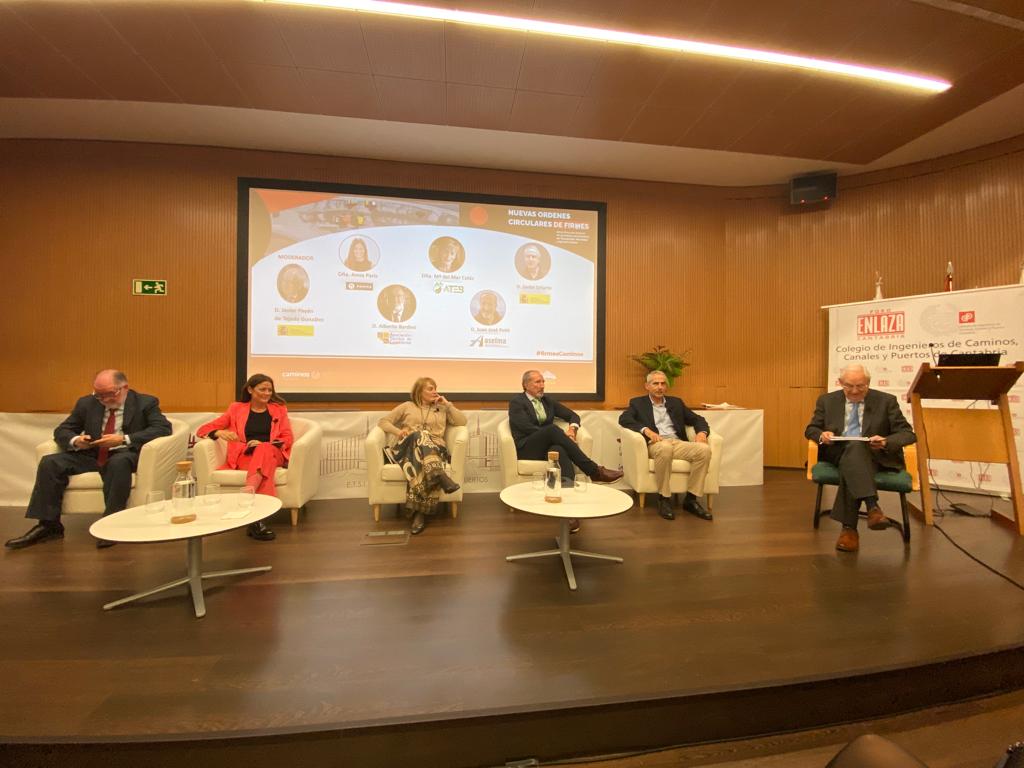 #firmesCAMINOS I Continuamos la jornada 'Nuevas órdenes circulares de firmes' del <a href="/transportesgob/">Ministerio Transportes y Movilidad Sostenible</a>.

👉 Mesa redonda con Juanjo José Potti, Javier Uriarte, <a href="/aparismadrona/">Anna París</a>, <a href="/AlbertoBardesi/">Alberto Bardesi</a> y <a href="/MarColVic/">Maria del Mar Colás</a>.

Modera: Javier Payán

Puedes seguirlo en directo 🔗 youtube.com/live/JkNVszlGh…