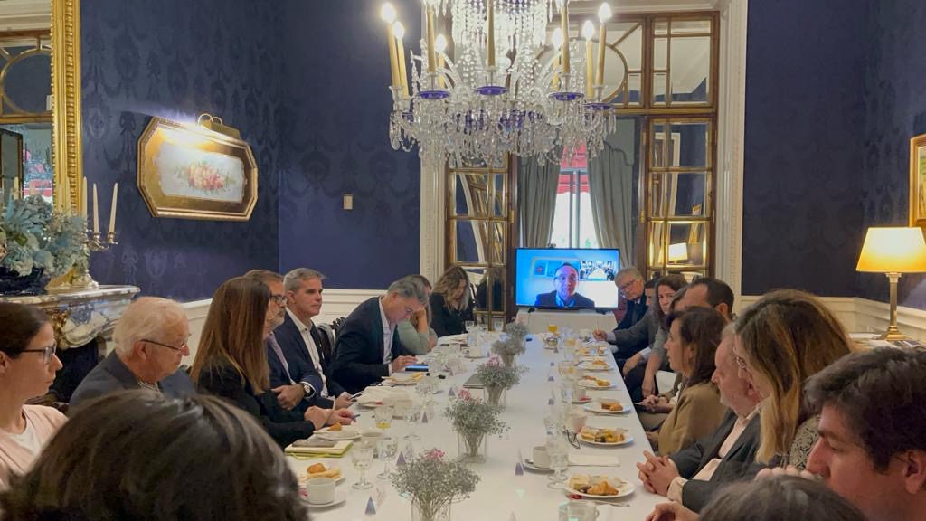 En diciembre arriban a España los primeros barcos con harina de #soja argentina “libre de deforestación”. Ejecutivos de <a href="/CamaraAceites/">Cámara de la Industria Aceitera Argentina (CIARA)</a>, <a href="/gidigmons/">Gustavo Idigoras</a> y <a href="/Maxinielsen/">Maximiliano Nielsen</a>, presentaron en la embajada argentina en Madrid el sistema ViSeC, la plataforma que certifica "Libre Deforestación"