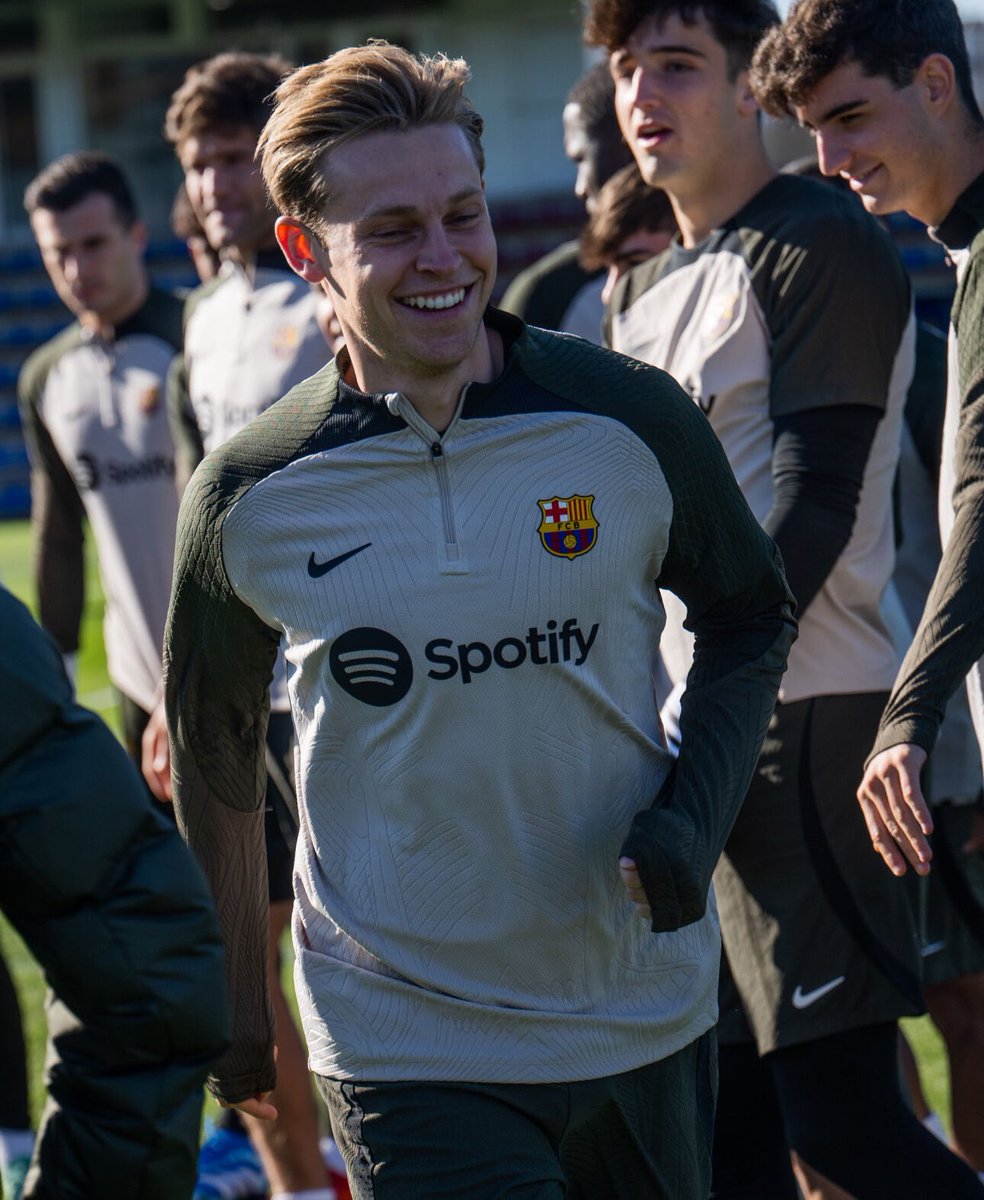 victor_nahe's tweet photo. Frenkie de Jong, su felicidad y el pasillo de sus compañeros
📸@FCBarcelona_cat
#fcblive https://t.co/a61okdsREX