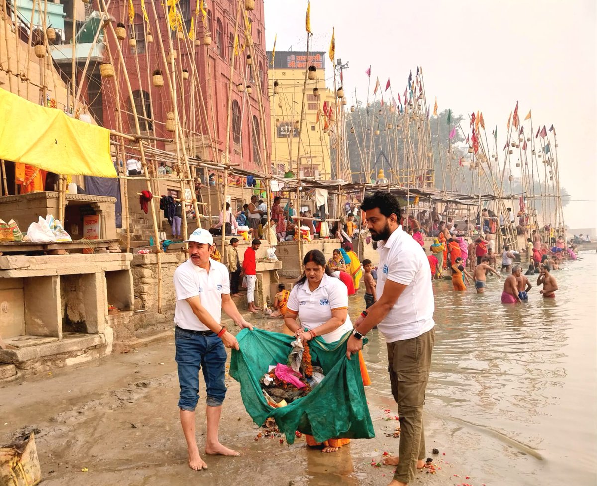 cleanganganmcg's tweet photo. नमामि गंगे द्वारा देव दीपावली के पूर्व, देवोत्थान एकादशी के अवसर पर पंचगंगा, दुर्गा व ब्रह्मा घाटों पर स्वच्छता अभियान के बाद तुलसी व भगवान शालिग्राम का विवाह कर रोगों से मुक्ति की कामना की गई व तुलसी पौधे के वितरण के साथ पर्यावरण संरक्षण-गंगा स्वच्छता के लिए जन-संकल्प लिया गया। https://t.co/Rvtkt1Bxsv