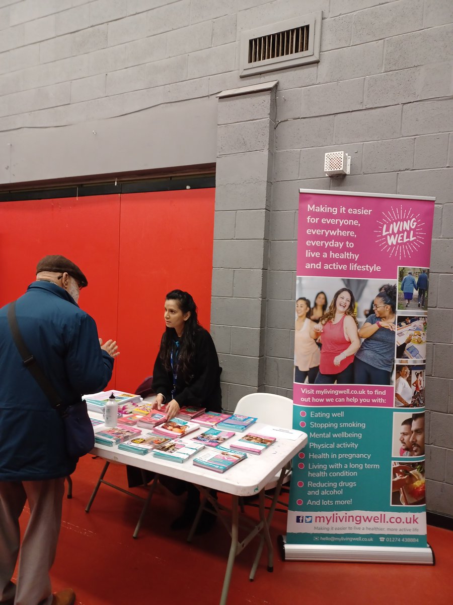 Celebrating #InternationalMensDay at Laisterdyke 🤗 @MyLivingWell1 team reaching out to local men and families 👪 @BetterStartBfd 👍