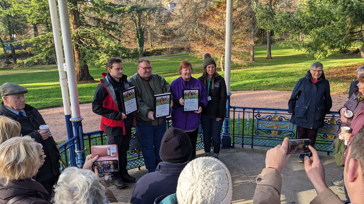 walking_scot's tweet photo. 📢 We're delighted to award the dementia friendly accreditation to MacRosty Park, received by the Community Greenspace team @PerthandKinross, Richmond House Care Home and Friends of MacRosty Park 🌳🐦

The park is now the second park in Scotland to receive the accreditation 🎉🤩 https://t.co/BCbtaPk7ez