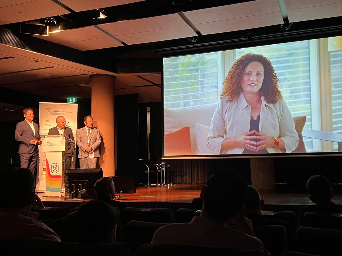 Un orgullo haber recibido hoy el Premio al Reconocimiento Internacional 2022 de la X Cumbre Iberoamericana del #Seguro celebrada en #Barcelona por nuestra iniciativa <a href="/Ponle_Freno/">Ponle Freno</a>, junto a nuestros socios <a href="/atresmediacom/">Atresmedia Comunicación</a>