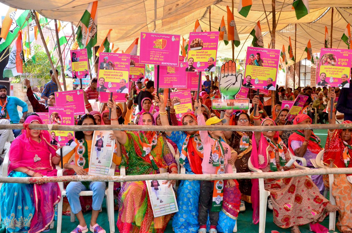 परिवार के साथ
गारंटी पर संवाद

आज अपने परिवार सरदारपुरा विधानसभा क्षेत्र में मित्रों, बेटे-बेटियों, बुजुर्गों और सभी लोगों का अपनेपन के माहौल में कुशलक्षेम जाना।

सरदारपुरा ने सदा सर्वदा मुझे जो प्यार, आत्मीयता व आशीर्वाद दिया है उसका मैं आभारी हूँ।

मुझे विश्वास है कि हर बार की