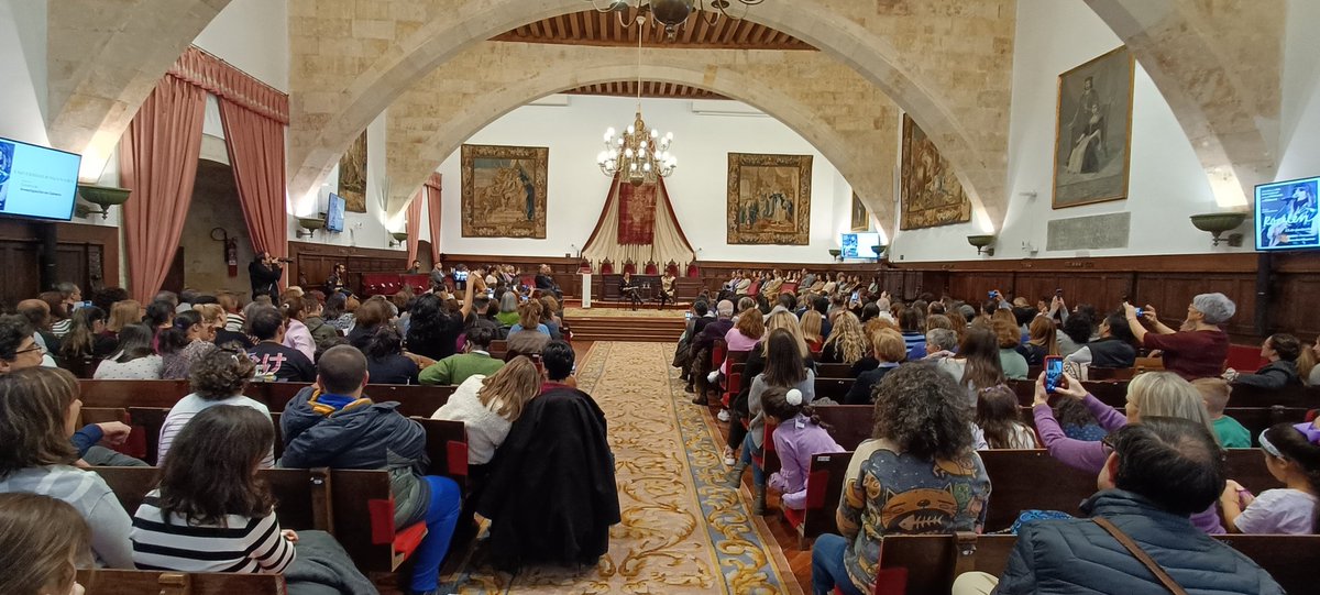 josefmerino's tweet photo. En un día complicado de gran actividad informativa, escuchar en el Paraninfo @usal, a la conversación entre la profesora Marta del Pozo y la cantante #Rozalén sirve para desconectar por un instante y para recargar pilas @tillomarta @RozalenMusic @genero_usal https://t.co/R62Le6TQFZ