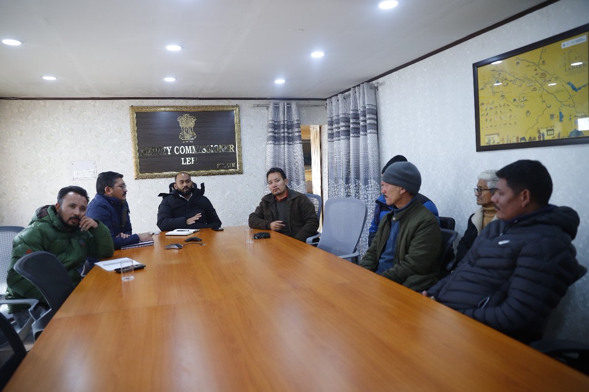 DC Leh, @santoshsukhdeve chaired a meeting to discuss the saturation of Mobile Telecommunications in Phobrang village at VC Hall today. @LAHDC_LEH @DC_Leh_Official @ddnewsladakh @prasarbharti @PIBSrinagar