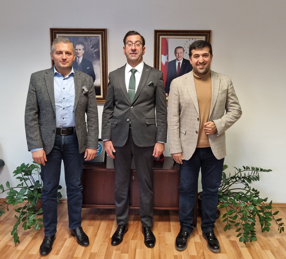 UID Genel Başkan Yardımcısı Osman Gökalp ve Avukat Bülent Döğer Başkonsolosumuza nezaket ziyaretinde bulunmuşlardır. Nazik ziyaretleri için teşekkür eder, çalışmalarında başarılar dileriz.