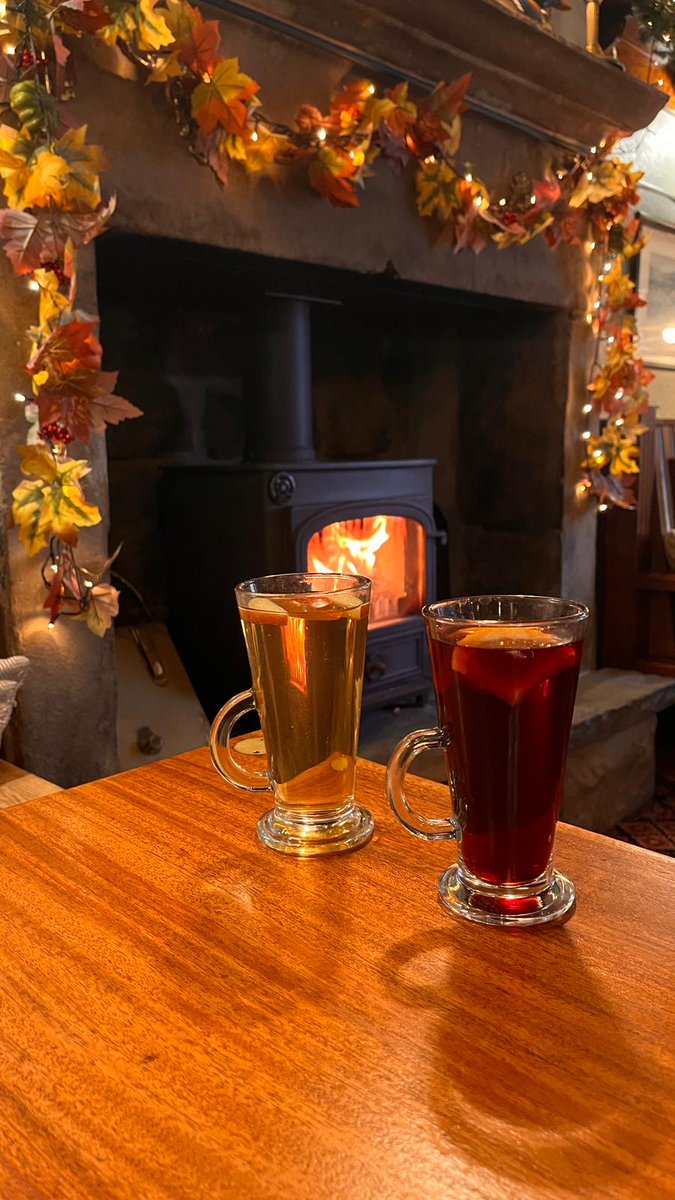 Yorkshirebridge's tweet image. Festive tipples by the logfire? 

#cozy #bythefire #eatdrinkexplorepdd #bamford #countrypub