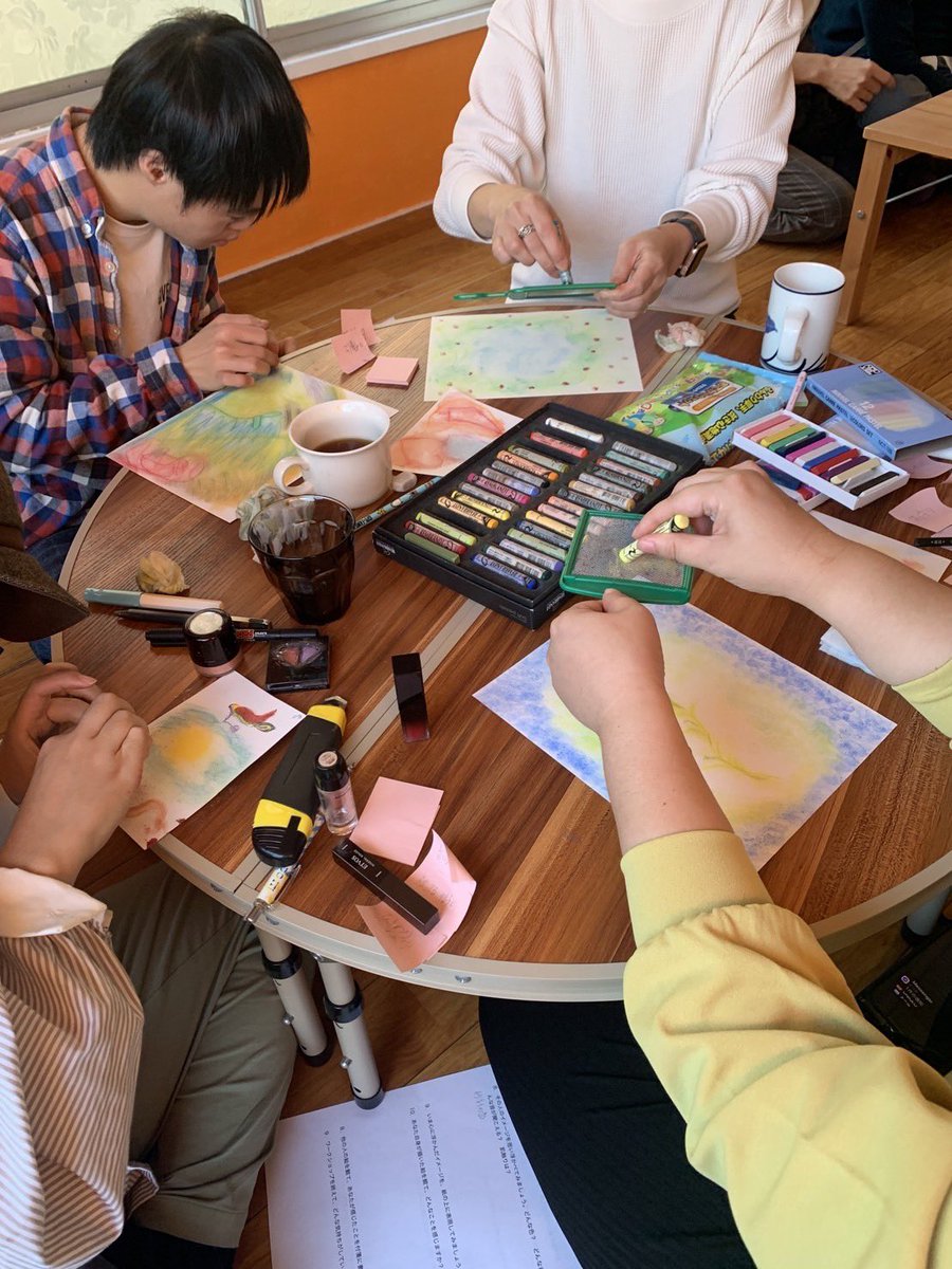 gallery_orange8's tweet photo. ワークショップ「大切な人を絵にしてみよう」。一樹の「Mother」を題材に自分の大切な人に思いを馳せて描いてみました。#子育てとばして介護かよ の著者 #島影真奈美 さんもご参加くださり、お話をうかがううちに「人を思うってこういうこと❣️」と心が暖かくなりました。 #ギャラリーオレンジ八幡山 https://t.co/5eVhjYek65