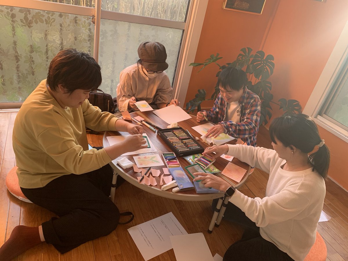 gallery_orange8's tweet photo. ワークショップ「大切な人を絵にしてみよう」。一樹の「Mother」を題材に自分の大切な人に思いを馳せて描いてみました。#子育てとばして介護かよ の著者 #島影真奈美 さんもご参加くださり、お話をうかがううちに「人を思うってこういうこと❣️」と心が暖かくなりました。 #ギャラリーオレンジ八幡山 https://t.co/5eVhjYek65