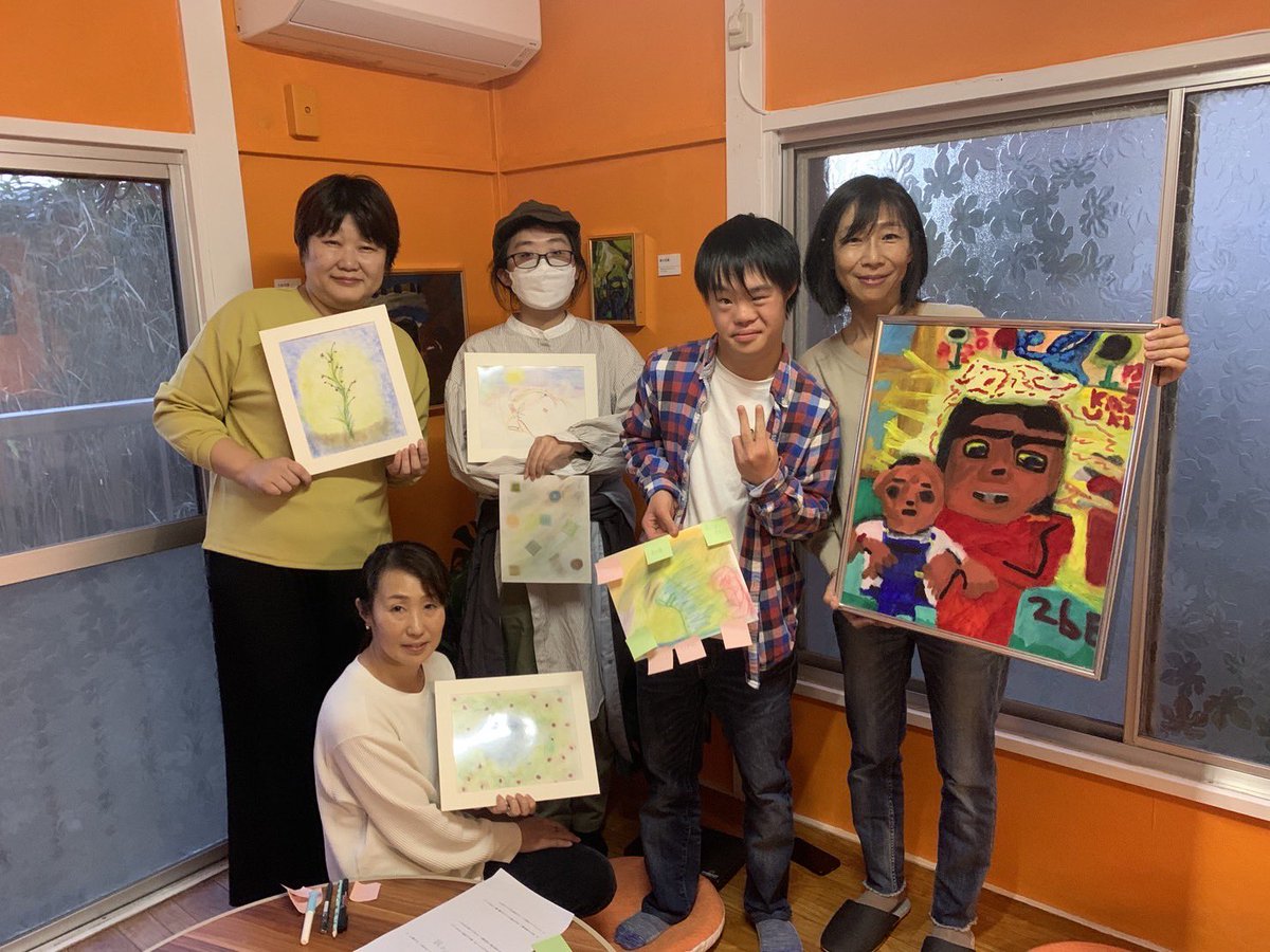 gallery_orange8's tweet photo. ワークショップ「大切な人を絵にしてみよう」。一樹の「Mother」を題材に自分の大切な人に思いを馳せて描いてみました。#子育てとばして介護かよ の著者 #島影真奈美 さんもご参加くださり、お話をうかがううちに「人を思うってこういうこと❣️」と心が暖かくなりました。 #ギャラリーオレンジ八幡山 https://t.co/5eVhjYek65