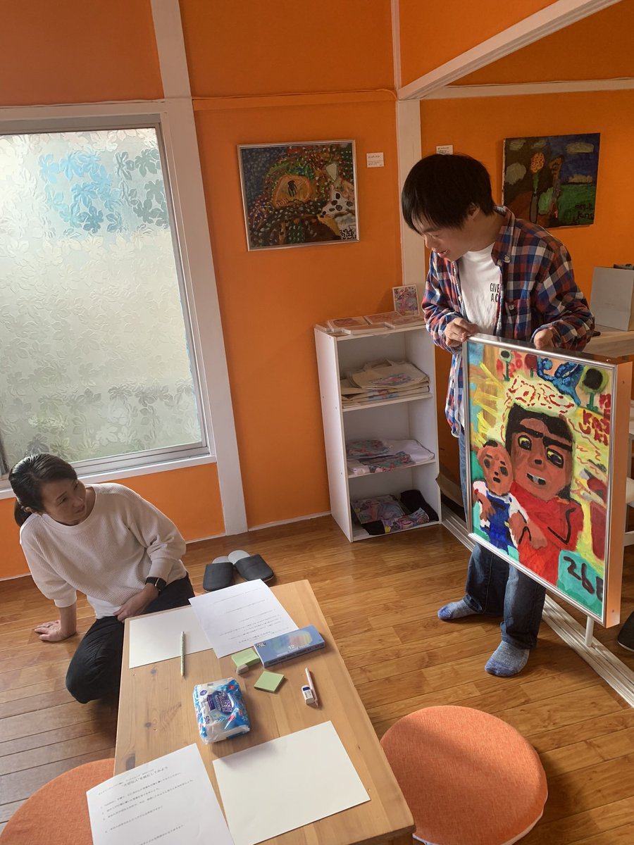 gallery_orange8's tweet photo. ワークショップ「大切な人を絵にしてみよう」。一樹の「Mother」を題材に自分の大切な人に思いを馳せて描いてみました。#子育てとばして介護かよ の著者 #島影真奈美 さんもご参加くださり、お話をうかがううちに「人を思うってこういうこと❣️」と心が暖かくなりました。 #ギャラリーオレンジ八幡山 https://t.co/5eVhjYek65