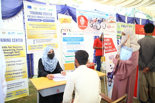 PVTC_Official's tweet photo. Recruiters joined hands with #PVTC to empower #PVTCGraduates. Such Job Fairs always forge robust connections between academia and industry, lighting the way to a brighter future for Skilled aspirants. This Job fair was convened for the pass-outs of #Bahawalpur District #VTIs
3/6 https://t.co/yhl2XNzxYn