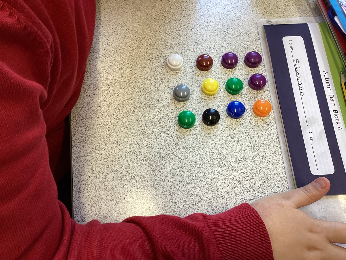 knightontmet's tweet photo. #Hughendenclass are using arrays to help them solve multiplication problems. #creativity #courage #curiosity #KnMPAMaths https://t.co/JeeW0NId7S