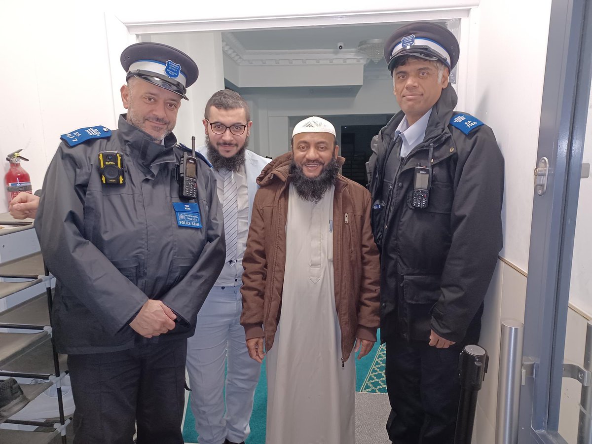 Our Neighbourhood Team dropped in and spoke with worshippers at Woodford Muslim Cultural Centre. 
We're here and ready to help anyone who has been affected by someone else's prejudice, ignorance or violence. Report it to us;met.police.uk/hatecrime
#mylocalMet <a href="/metpoliceuk/">Metropolitan Police</a>
