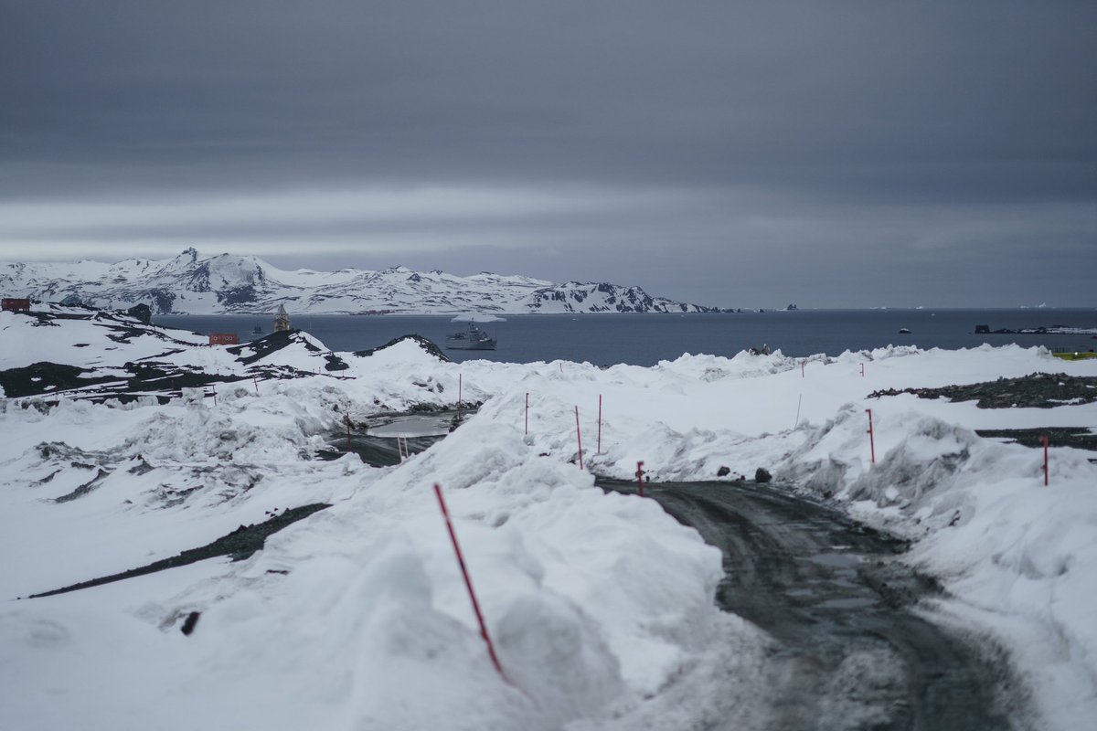 GabrielBoric's tweet photo. En la Antártica no sólo se encuentra el 90% del hielo del planeta y el 77% de agua dulce disponible: sus mares son claves en la regulación del clima a nivel global. Hoy visitaremos distintas zonas del territorio antártico chileno junto al Equipo de Gobierno y el Secretario General de Naciones Unidas, @AntonioGuterres, para relevar la importancia del continente blanco en la lucha contra el cambio climático.
