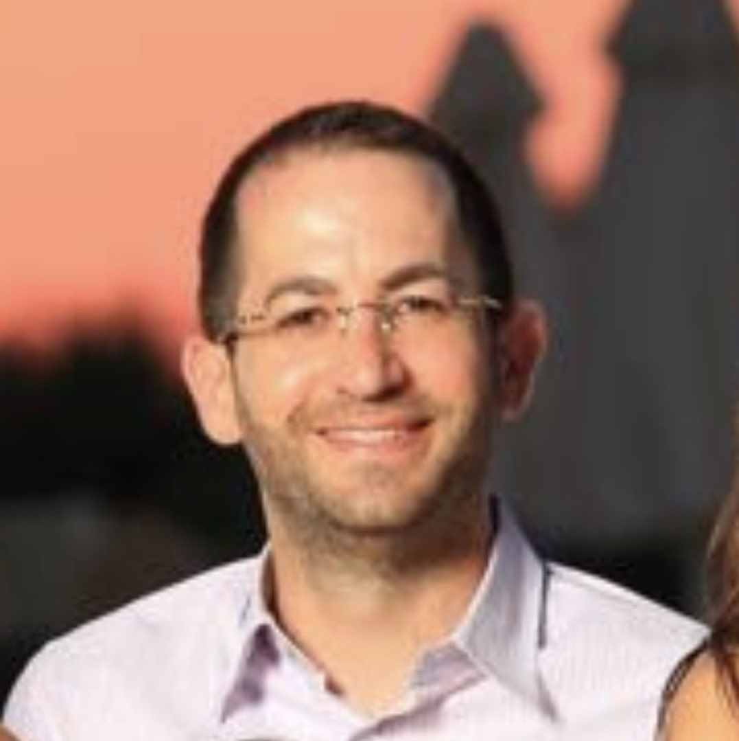 זה עורך הדין גד ליבמן. 
בזמן שחיילים מתמרנים בין הנאצים של חמאס, לחלאות האדם מחיזבאללה יש גם ״נשמות״ טהורות שבחרו להניח לרגליהם מוקשים: 
ג׳ נמצא כרגע במילואים עמוק במלחמה מול האויב הנאצי. למרות זאת, הוא נתבע בתובענה קנטרנית יצוגית בגין היעדר נגישות בעסק כביכול. אבל שימו❤️ העסק