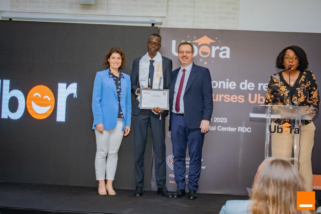 Cheydema's tweet photo. 🇨🇩 Merci Kinshasa pour cette journée exceptionnelle !
➡️Échanges chaleureux avec nos équipes sur le terrain, remise des bourses UBORA aux étudiants talentueux du Congo et visite de l'#OrangeDigitalCenter, symbole de notre engagement pour un futur numérique ambitieux &amp; inclusif. https://t.co/mTyJ7OubeL